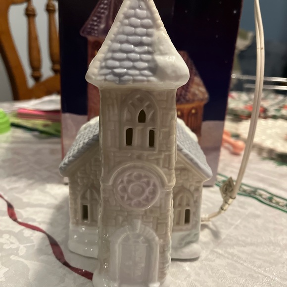 Dickens’s Porcelain Lighted Church - Picture 2 of 3